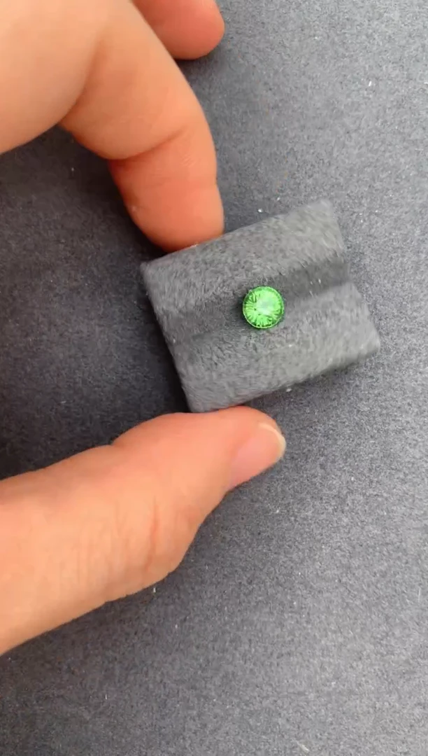 【闪购商品】石榴石裸石未镶嵌1.1ct 沙弗莱