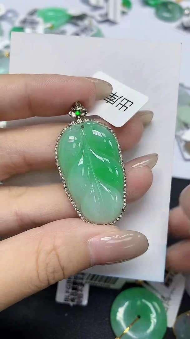 翡翠18K金镶嵌颈饰天然缅甸翡翠A货