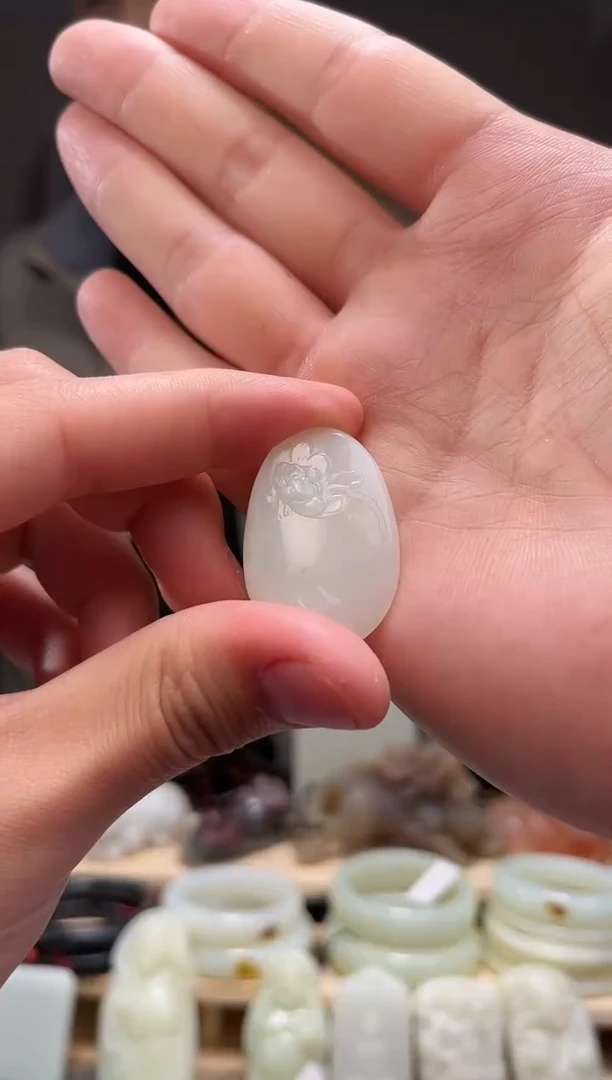 颈饰未镶嵌和田玉吊坠