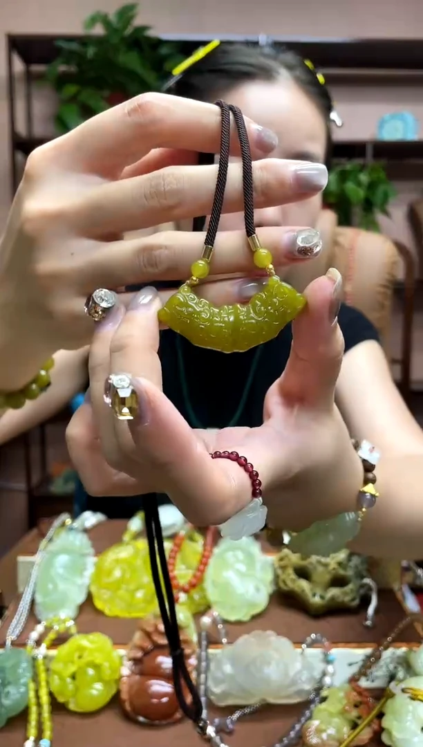 未镶嵌岫玉颈饰多样性发货发其中之一