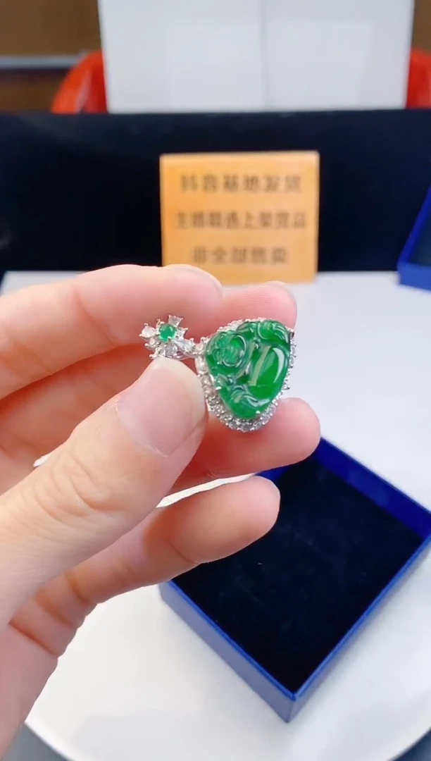 颈饰未镶嵌翡翠