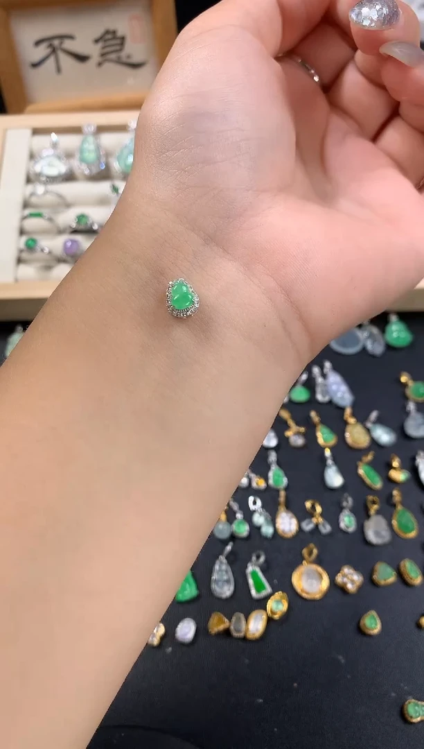 颈饰18K金镶嵌翡翠葫芦
