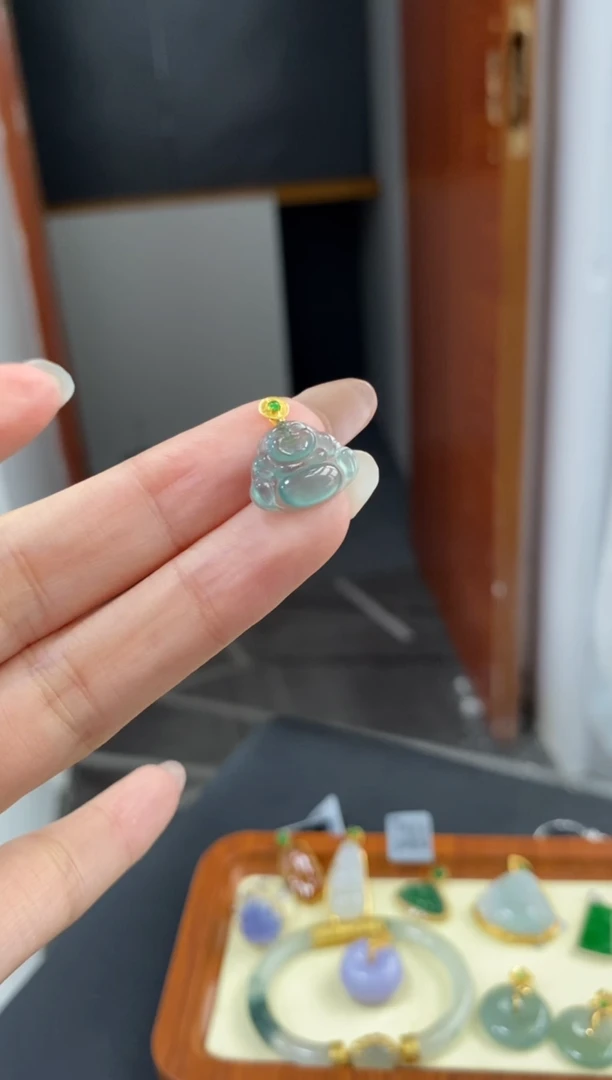 颈饰18K金镶嵌翡翠佛