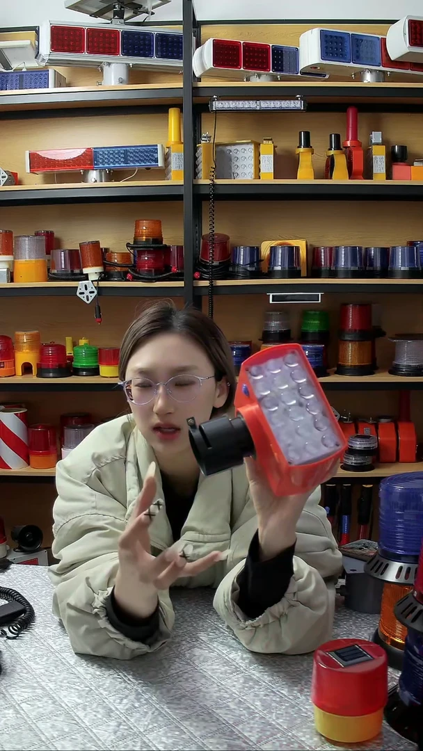 双面充电两用的太阳能警示用