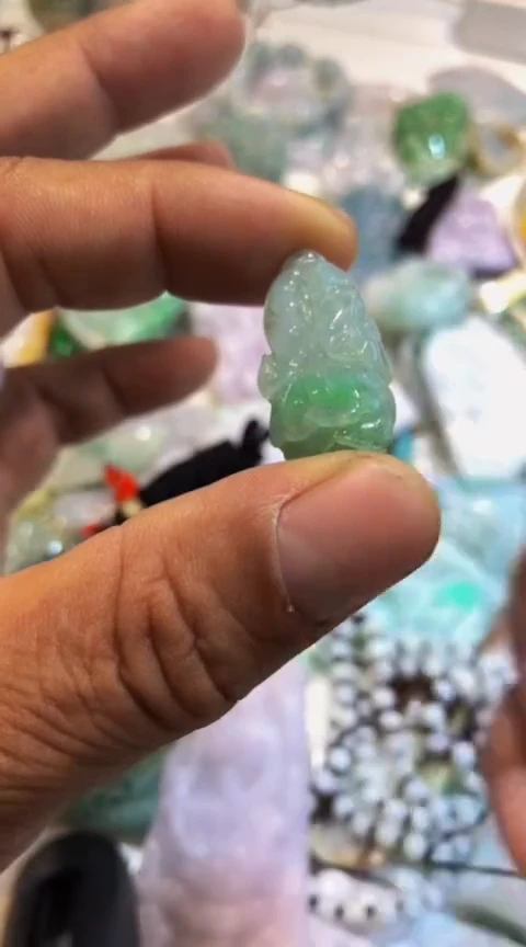 【闪购商品】翡翠吊坠(不含链)未镶嵌飘绿小白菜