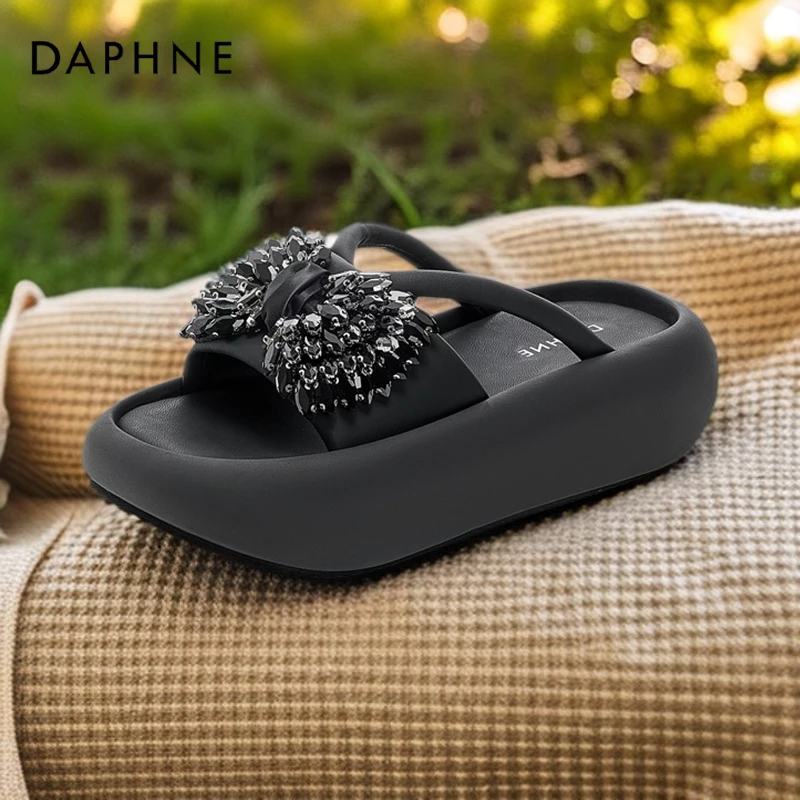 达芙妮2025夏季新款舒适轻便外穿沙滩拖鞋黑色厚底时尚百搭一字拖