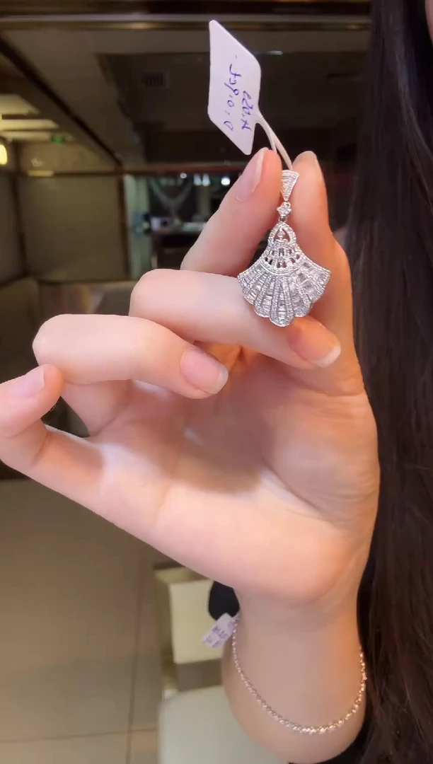 铂Pt950镶嵌吊坠（不含链）钻石裙子