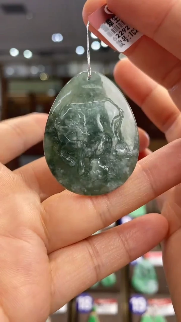 翡翠未镶嵌颈饰花件