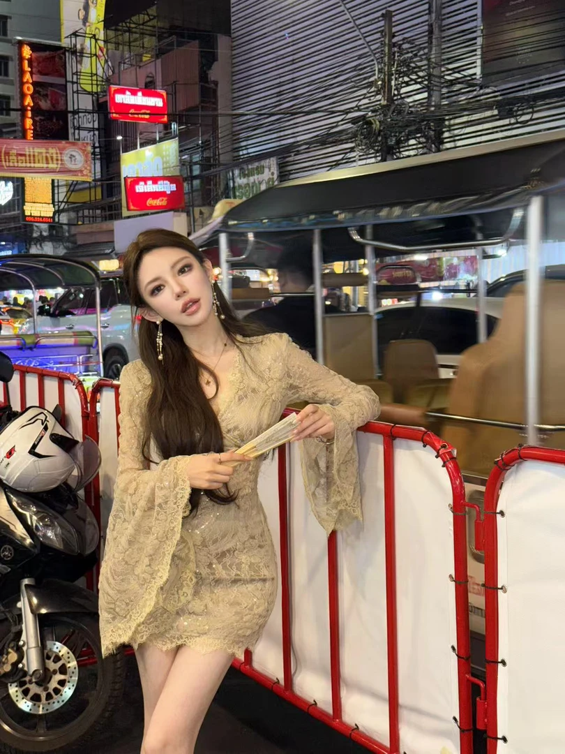 粉红pink【曼谷之旅】镂空蕾丝喇叭袖V领连衣裙百搭显瘦LWJ25A1Q213