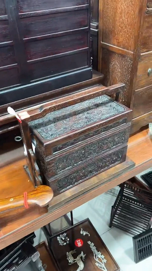 木杰*沣雕刻三层食盒