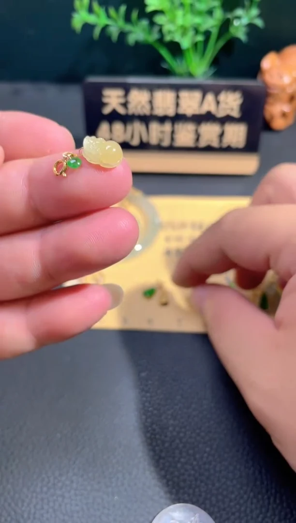 颈饰18K金镶嵌翡翠翡翠