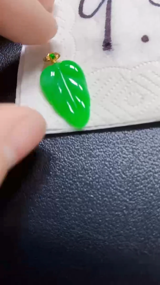 颈饰18K金镶嵌翡翠叶子