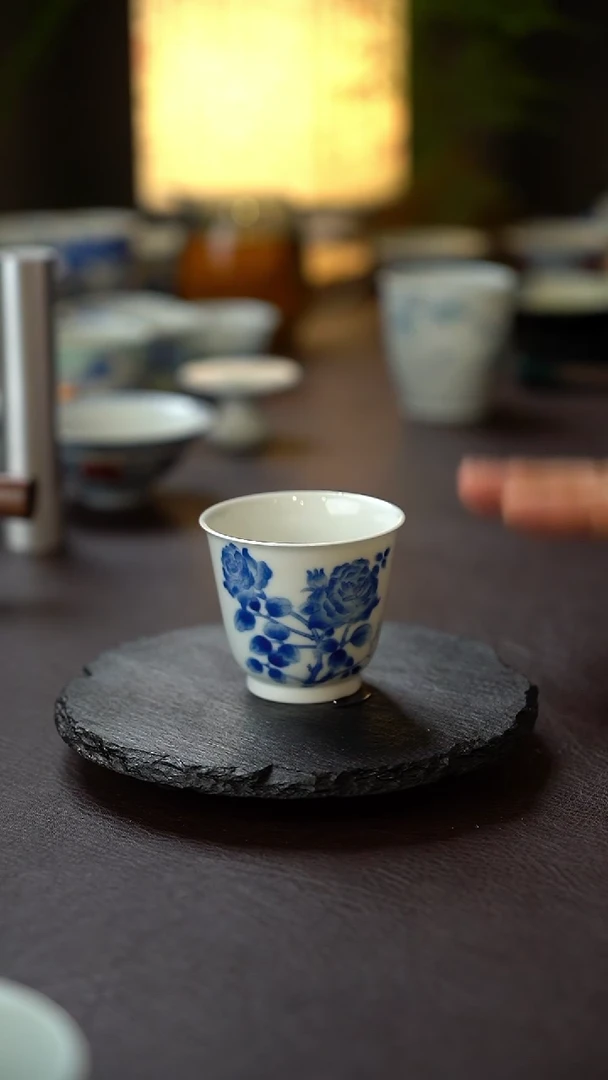 景德镇全手工手绘青花玫瑰直口主人杯