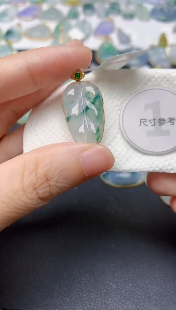 翡翠18K金镶嵌颈饰天然缅甸A货翡翠