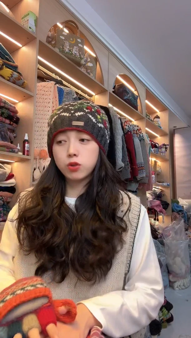 羊毛美利奴深灰色刺绣丸子帽