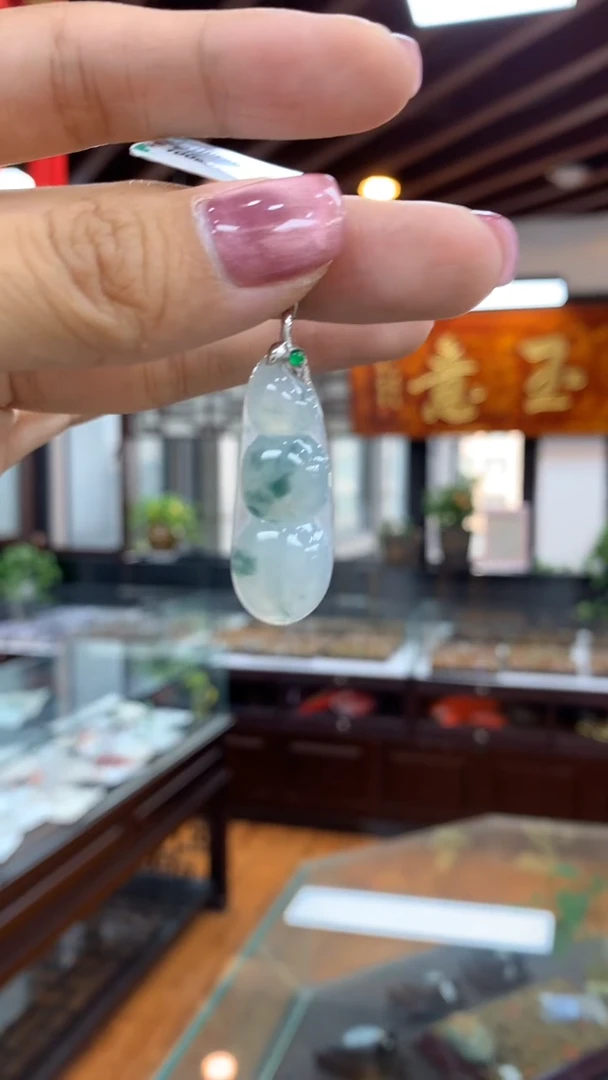 翡翠18K金镶嵌颈饰福豆