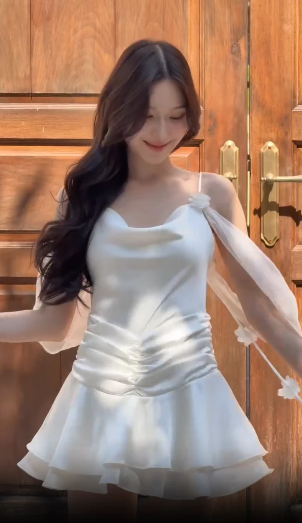 富家千金设计感辣妹气质女神吊带连衣裙夏季2025新款显瘦短裙子潮