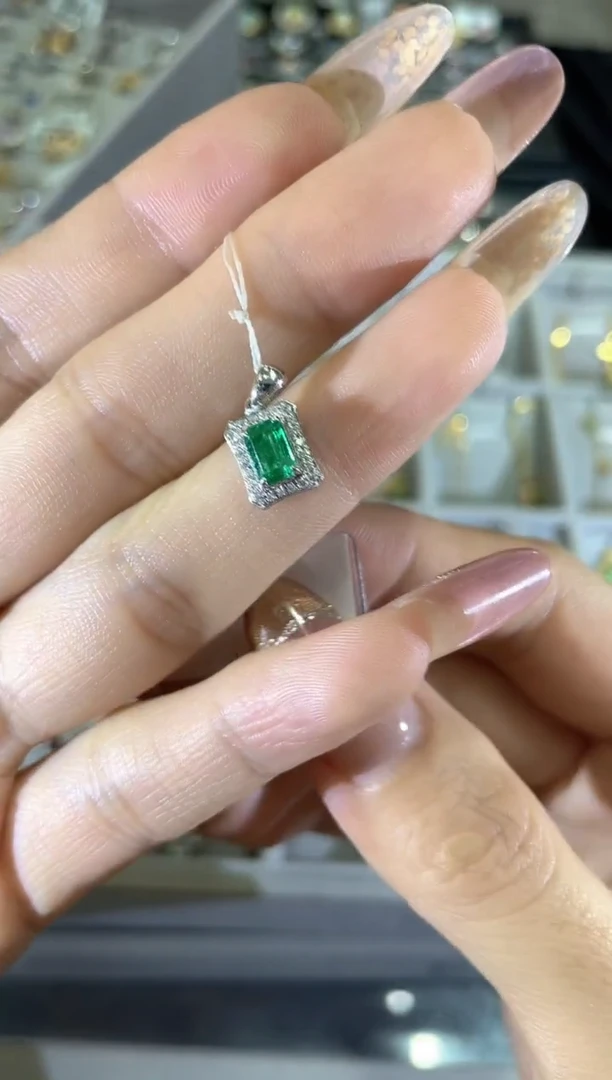 18K金镶嵌吊坠（不含链）祖母绿     YG