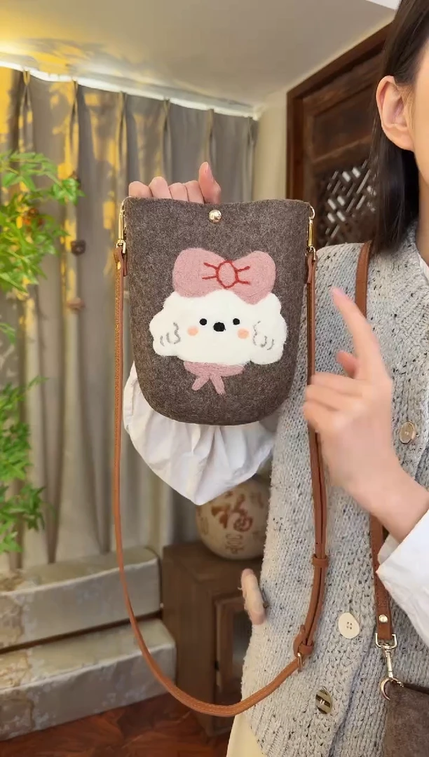 羊毛非遗羊毛毡包 手机包小狗