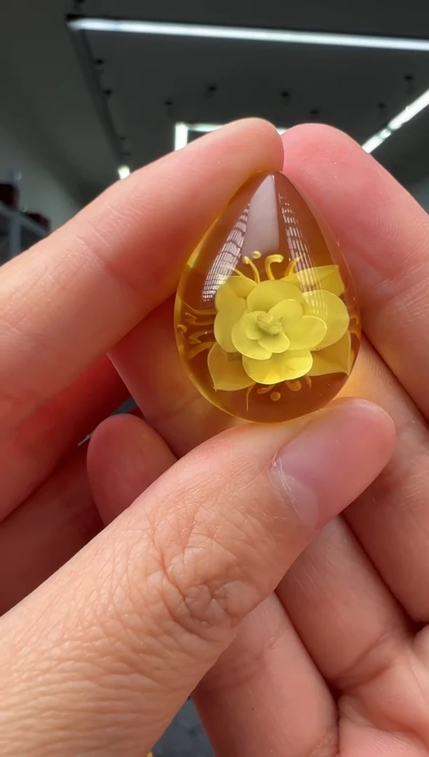未镶嵌颈饰琥珀花