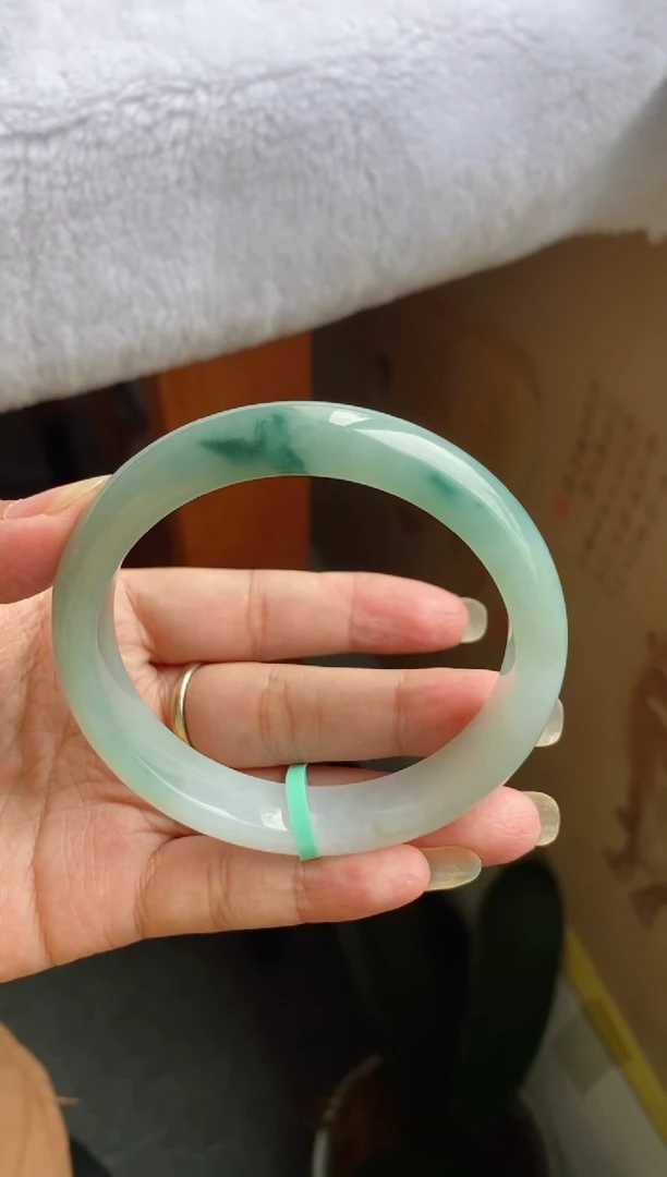 翡翠手镯未镶嵌（特价血漏）冰胶湖水绿飘花14号有矿线