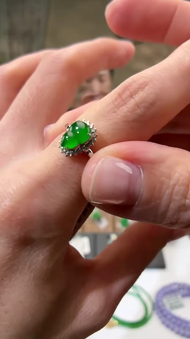 颈饰18K金镶嵌翡翠戒指