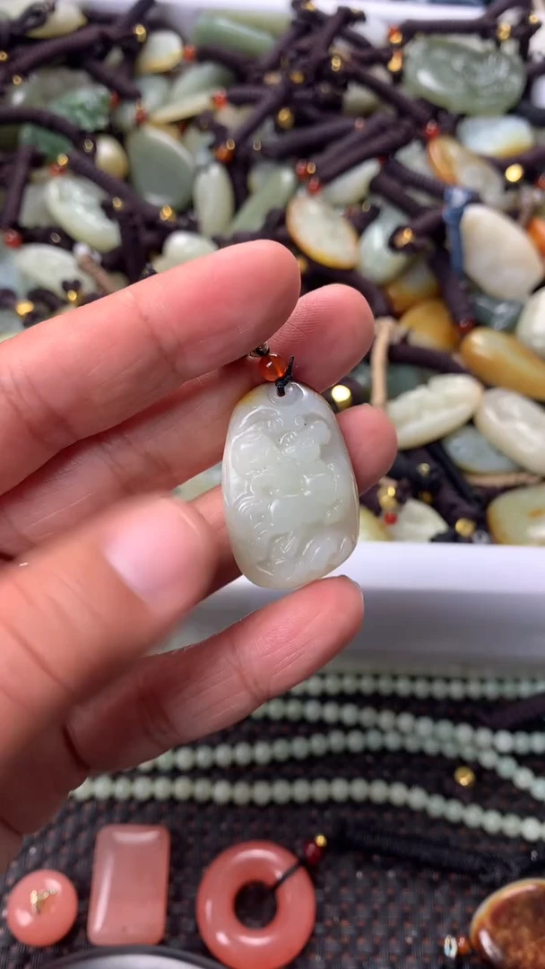 【闪购商品】和田玉颈饰未镶嵌多样性发货没有证书，拍一发一.有瑕