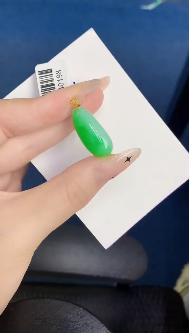 颈饰18K金镶嵌翡翠缅甸天然翡翠A货