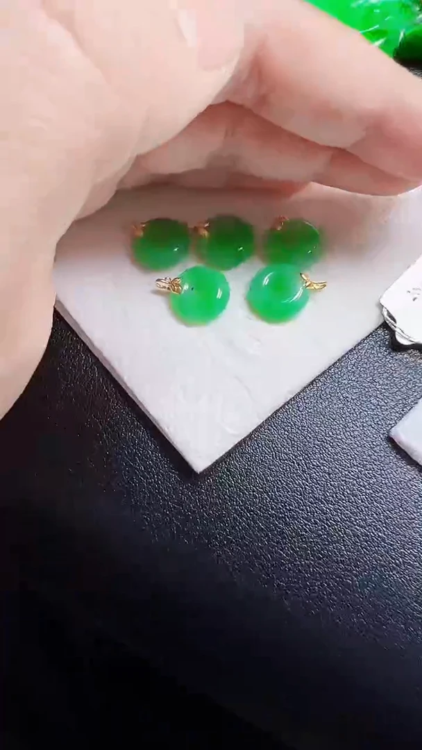 颈饰18K金镶嵌翡翠多样性发货发1