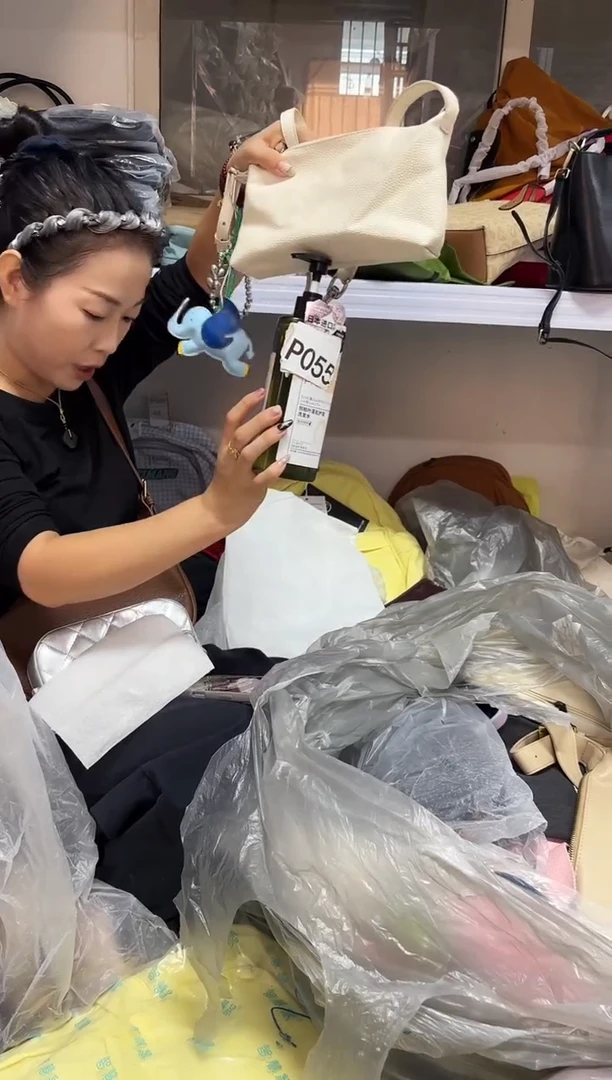 PU上车啦 宝宝们抓紧时间去下方链接拍吧发两瓶侧柏叶洗发水