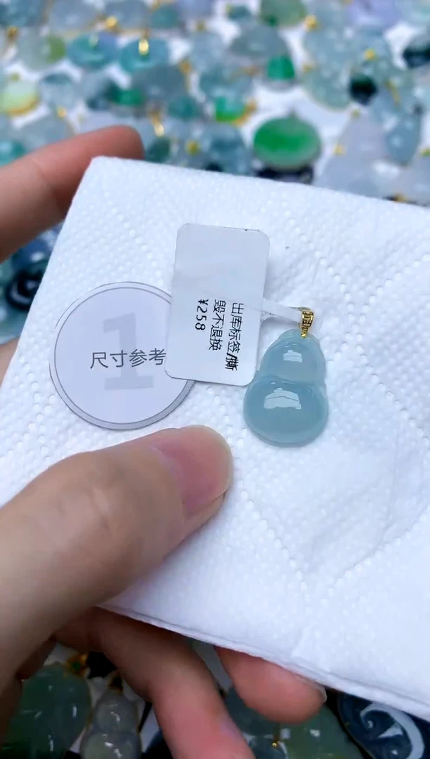颈饰18K金镶嵌翡翠天然A货翡翠