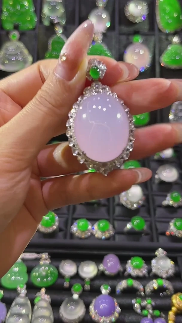 颈饰18K金镶嵌翡翠吊坠