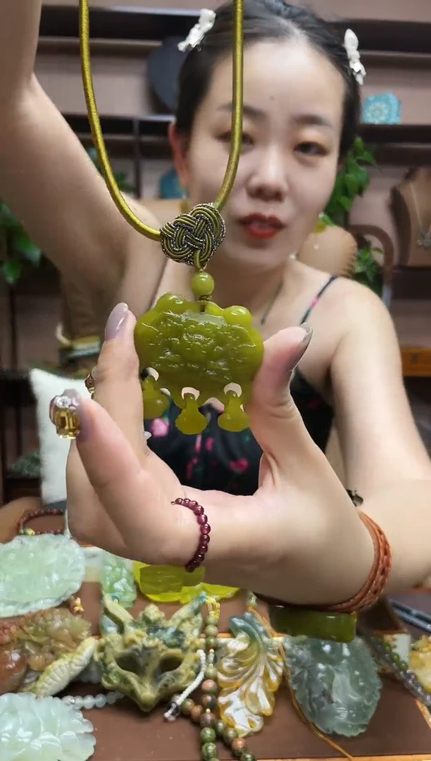 未镶嵌蛇纹石玉颈饰多样性发货发其中之一