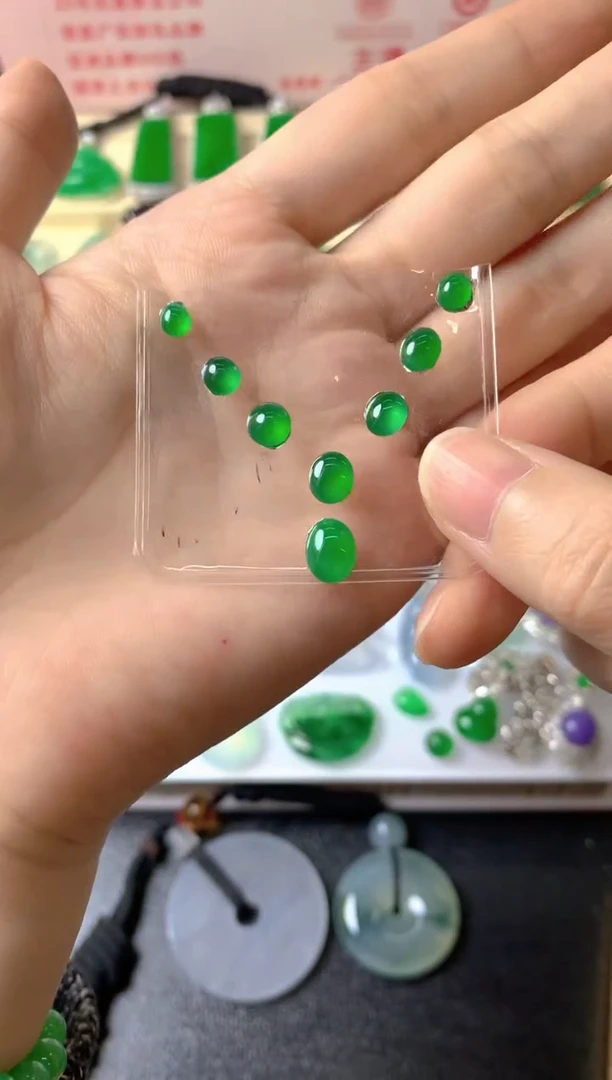 未镶嵌定制翡翠L**z裸玉（客户意向镶嵌）