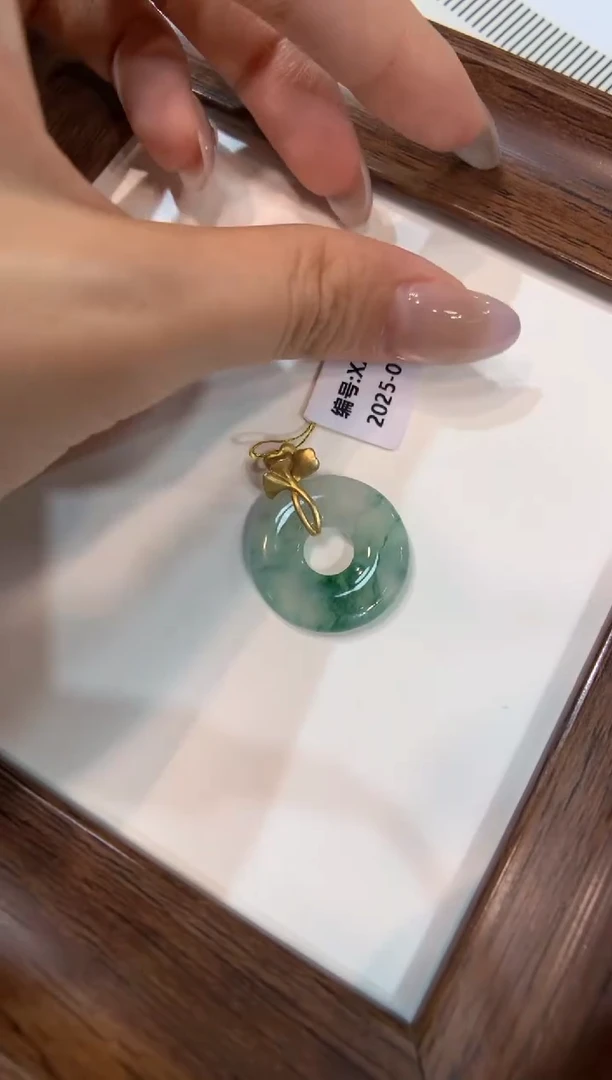 颈饰18K金镶嵌翡翠甜甜圈