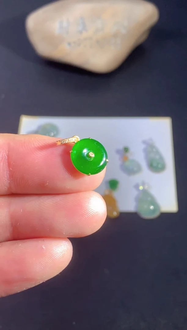 颈饰18K金镶嵌翡翠