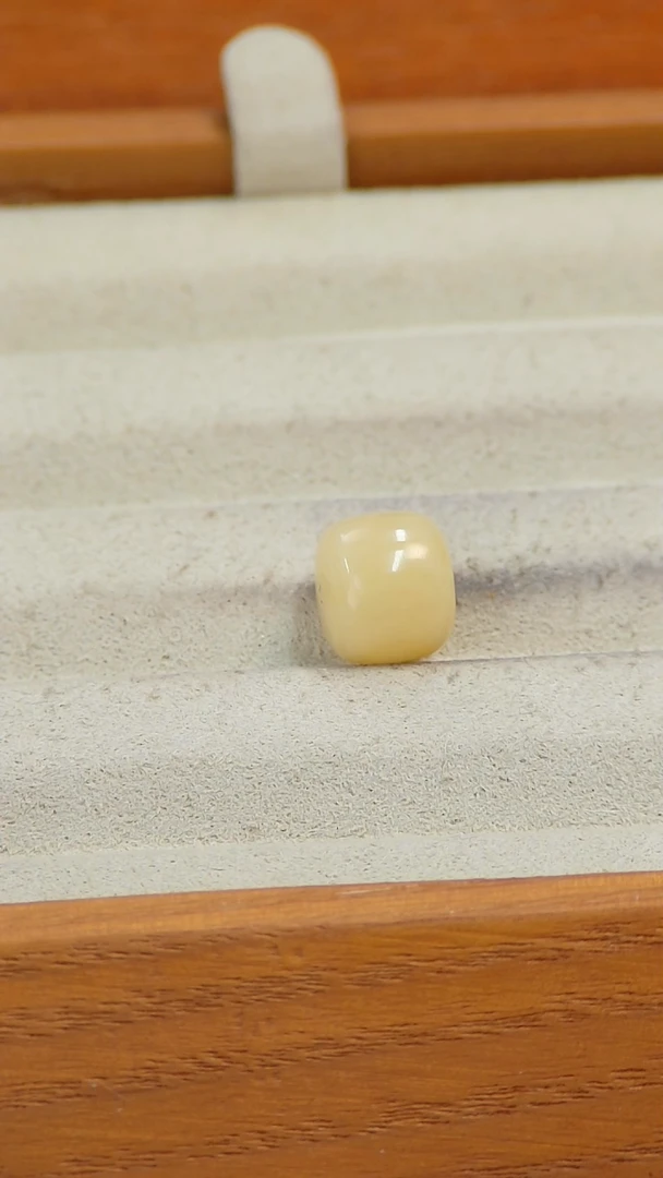【闪购商品】蜜蜡裸石未镶嵌俄料微瑕10*8.6M0.6克