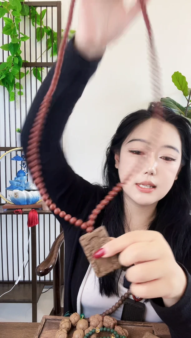 泥塑红麝108籽加三皇牌子的脖挂