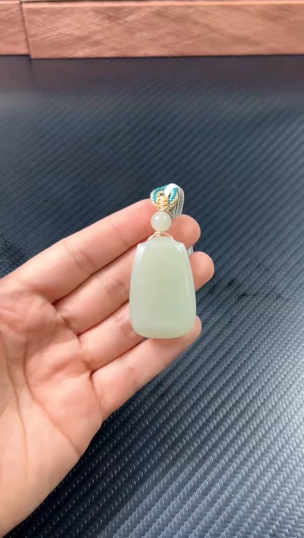 吊坠(赠链)未镶嵌和田玉且末微色差迪克兰一细