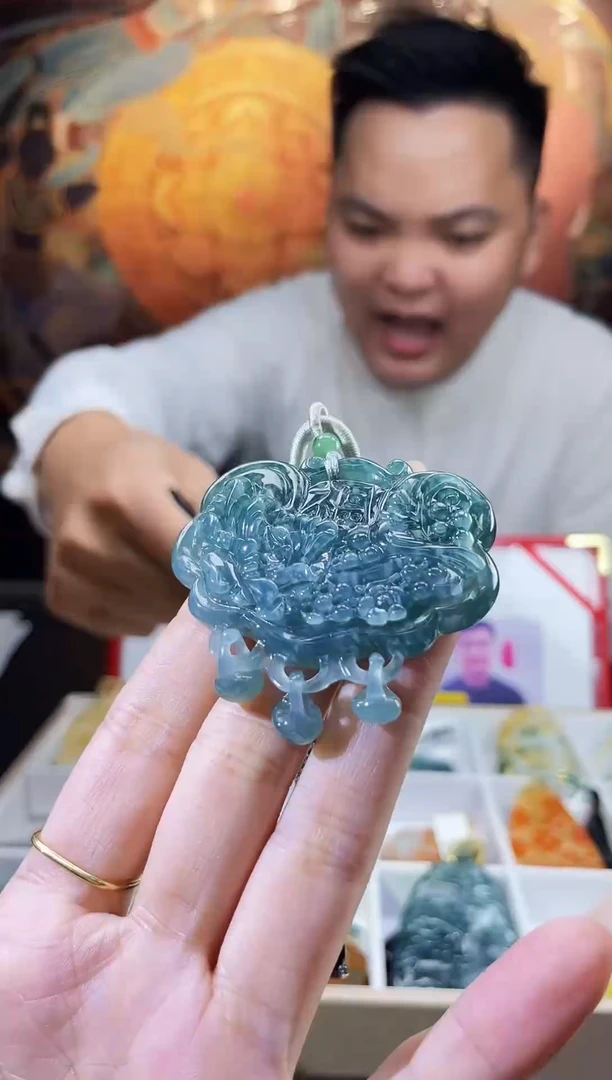 翡翠未镶嵌颈饰多样性发其一