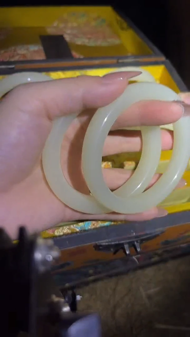 和田玉手镯未镶嵌手镯.1对.扁细.羊油白