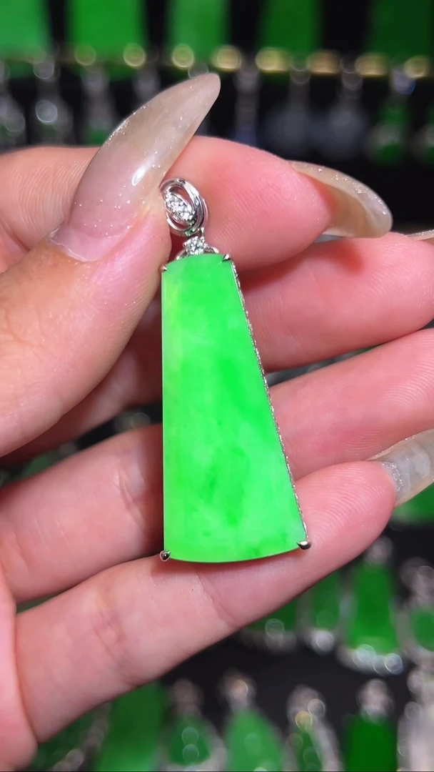 18K金镶嵌挂件翡翠吊坠