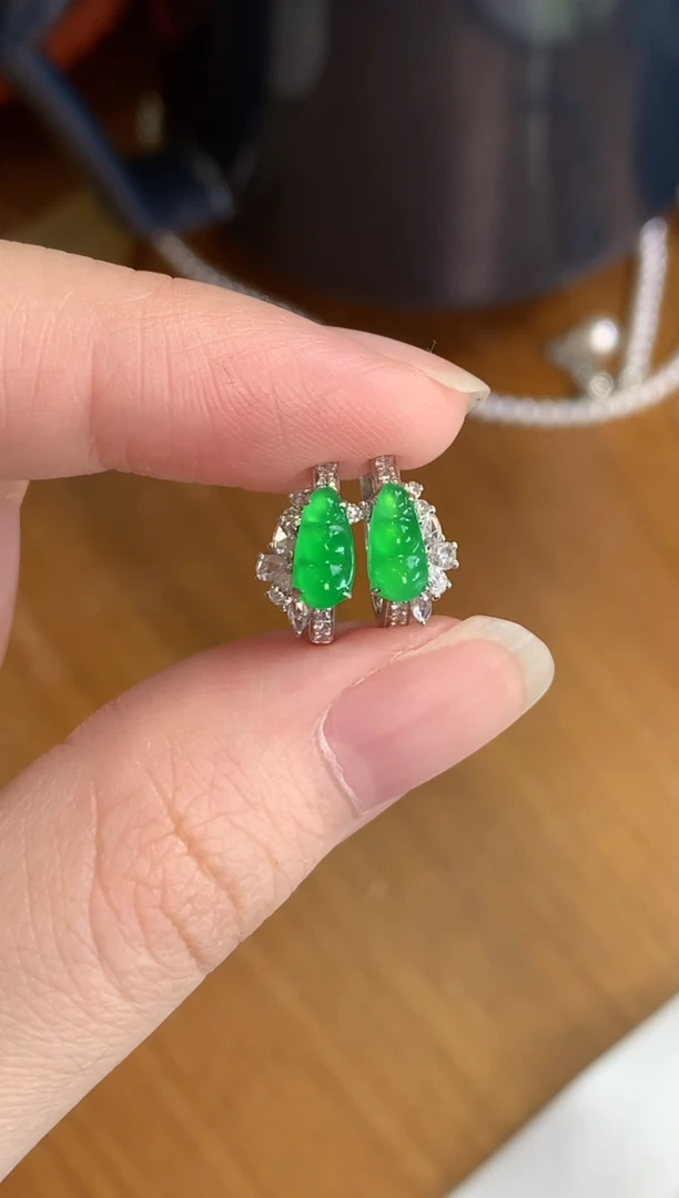 18K金镶嵌翡翠耳饰绿豆子耳包