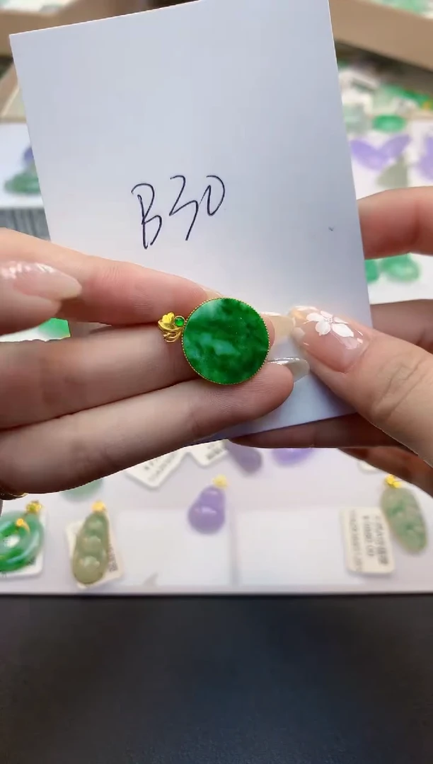 翡翠18K金镶嵌颈饰11111111