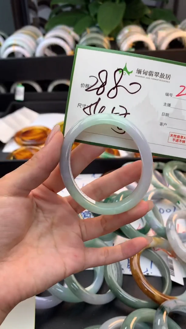 未镶嵌定制翡翠毛货需精细抛光+多人