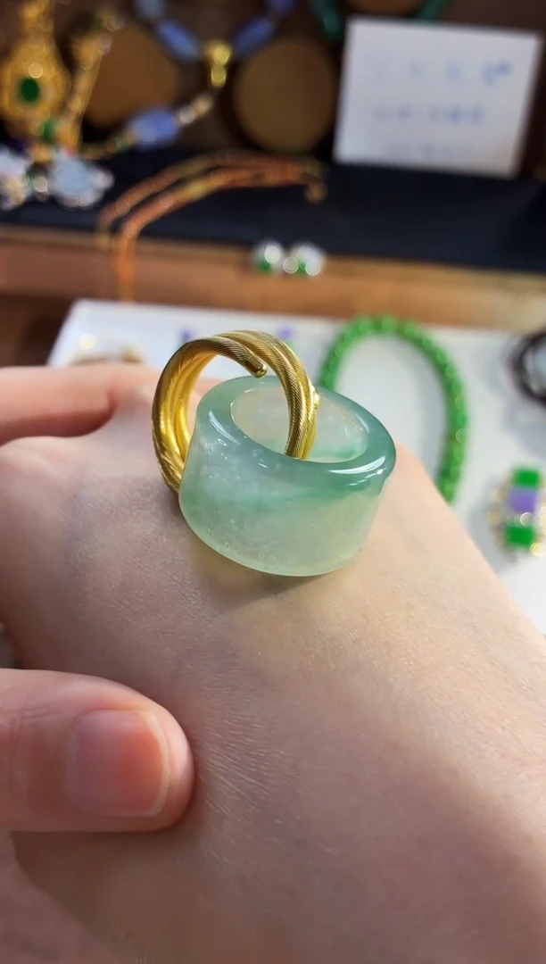 颈饰18K金镶嵌翡翠吊坠