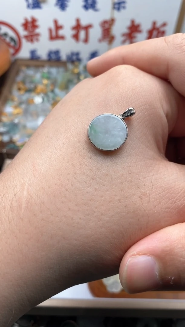 【闪购商品】翡翠颈饰未镶嵌哥哥