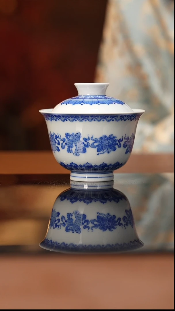 杯看山柴窑青花八宝