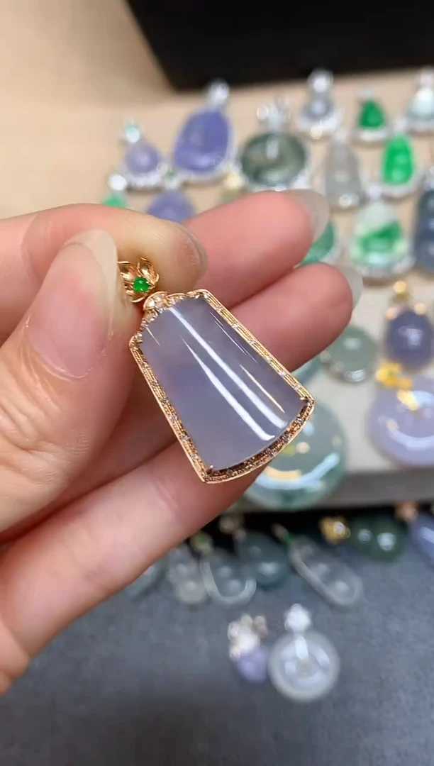 颈饰18K金镶嵌翡翠无事柱【无服务费