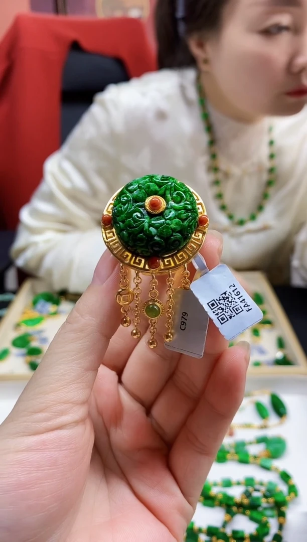 颈饰未镶嵌翡翠戒指